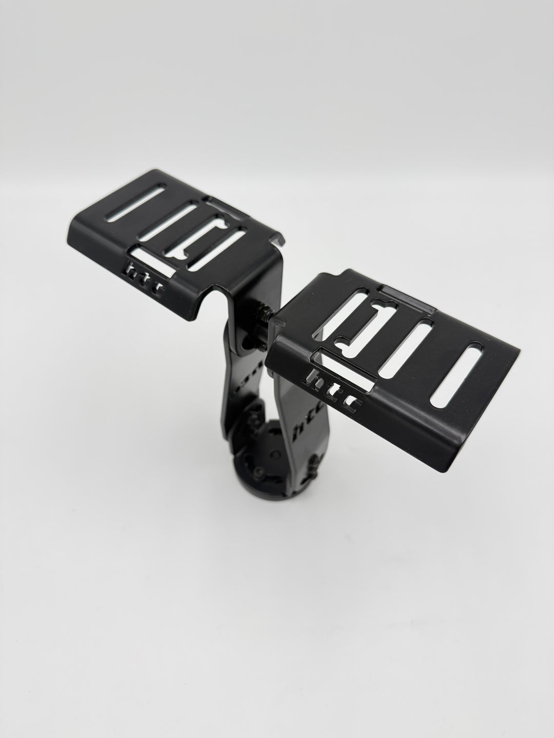 Seitenansicht der HTC Echolothalterung Pro auf dem Boot